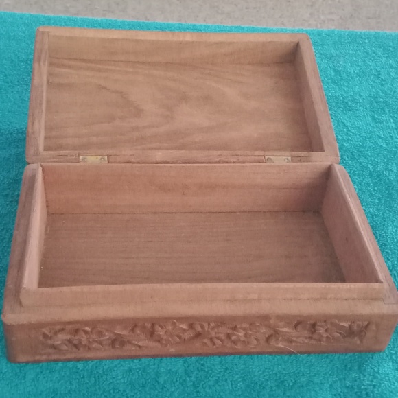 🧘 Vintage handcraved wooden floral inlaid hinged trinket storage box from India - Picture 5 of 5